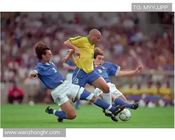 世界杯足球明星风采：聚焦赛场上最闪耀的球员瞬间